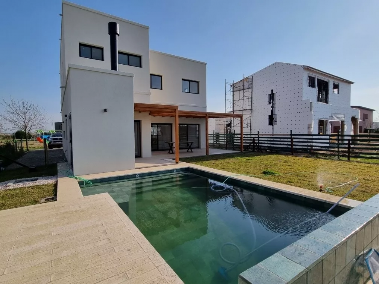 EXCELENTE CASA 256MTS, EN PUERTOS - ARAUCARIAS