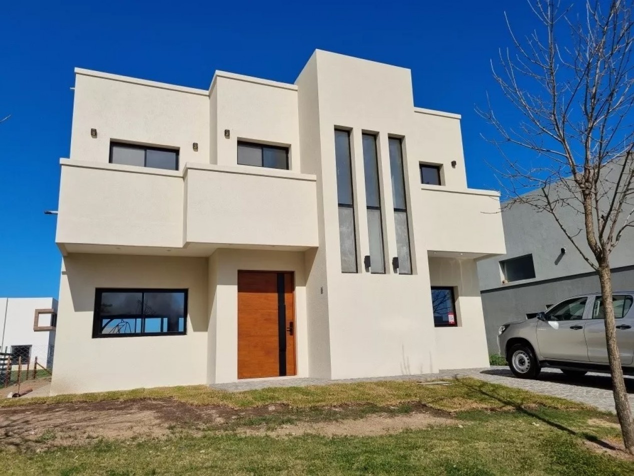EXCELENTE CASA 256MTS, EN PUERTOS - ARAUCARIAS