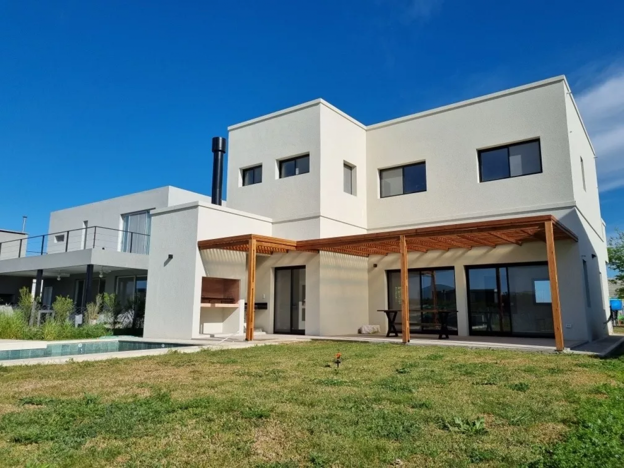 EXCELENTE CASA 256MTS, EN PUERTOS - ARAUCARIAS