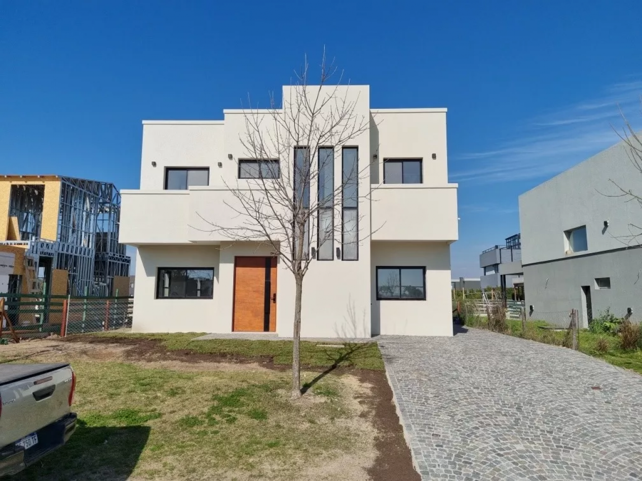 EXCELENTE CASA 256MTS, EN PUERTOS - ARAUCARIAS