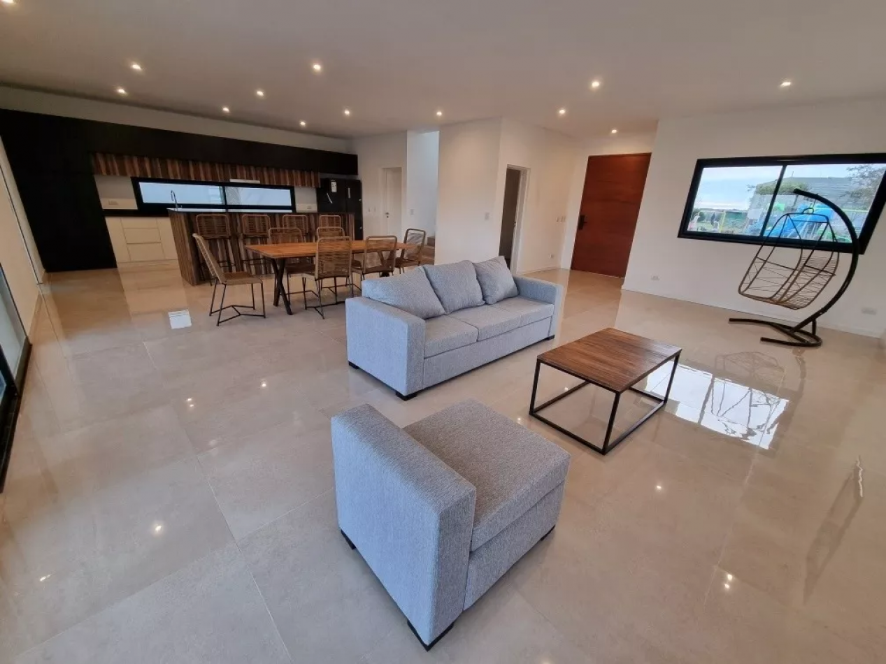 EXCELENTE CASA 256MTS, EN PUERTOS - ARAUCARIAS