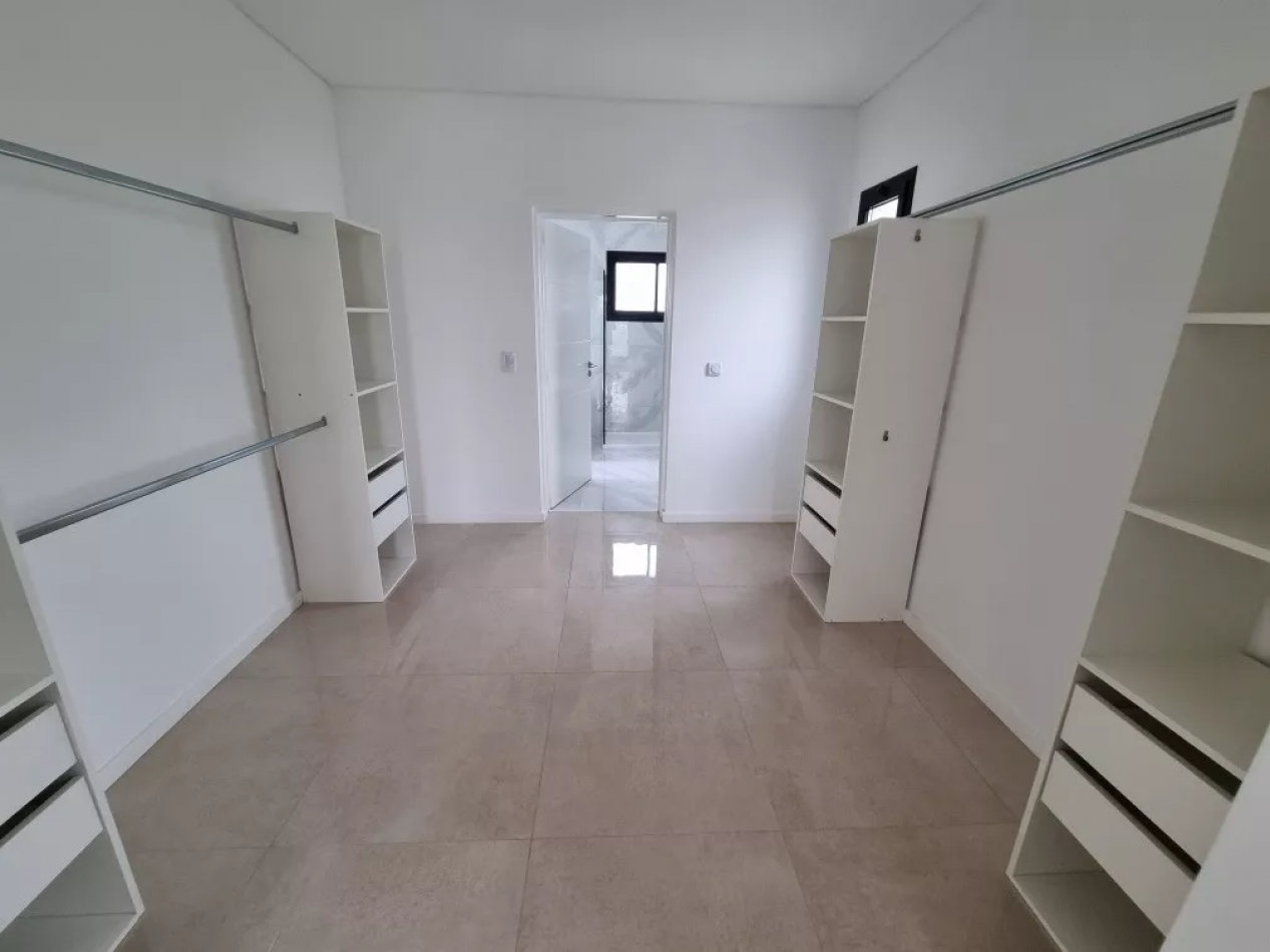 EXCELENTE CASA 256MTS, EN PUERTOS - ARAUCARIAS