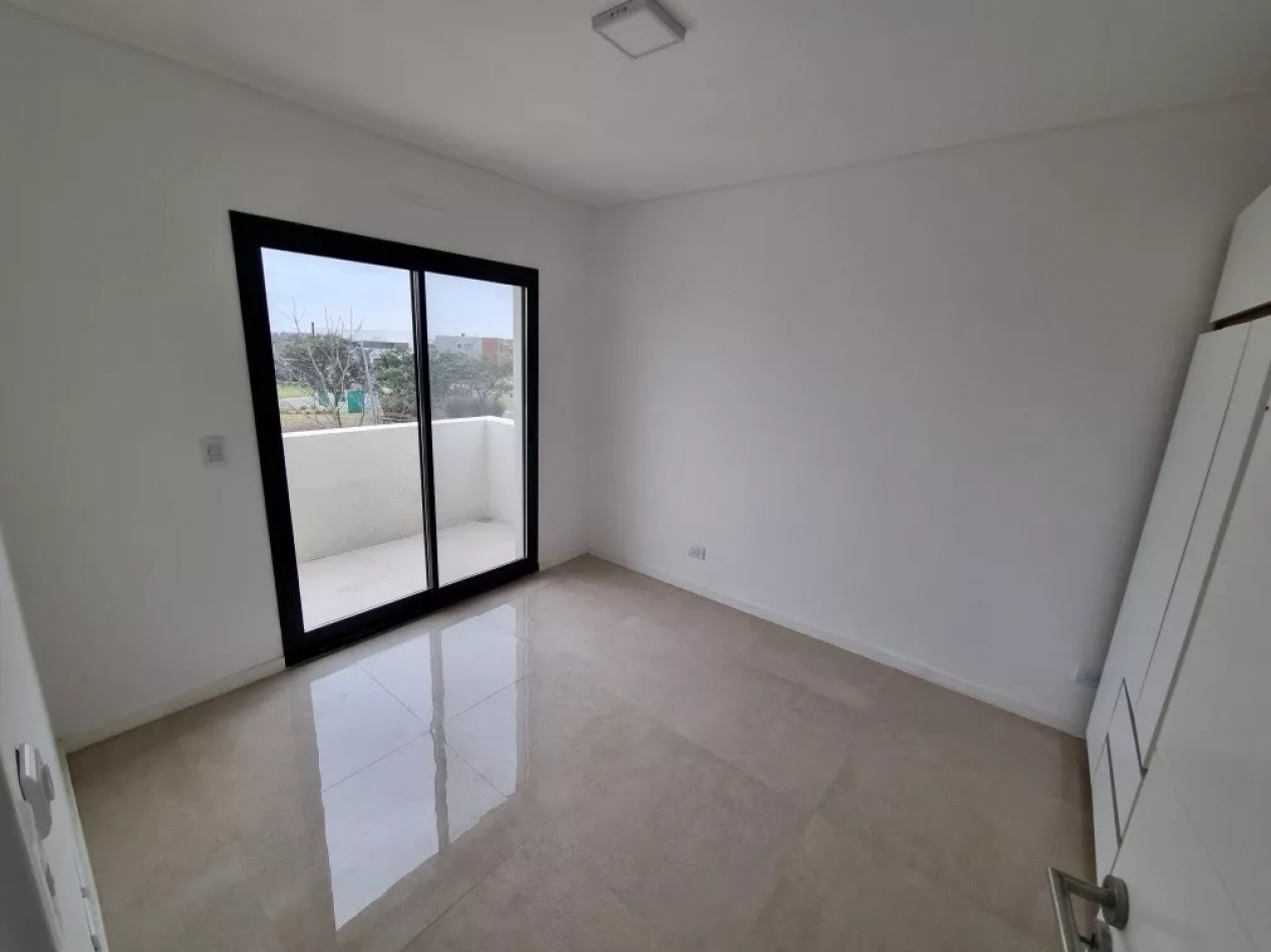 EXCELENTE CASA 256MTS, EN PUERTOS - ARAUCARIAS