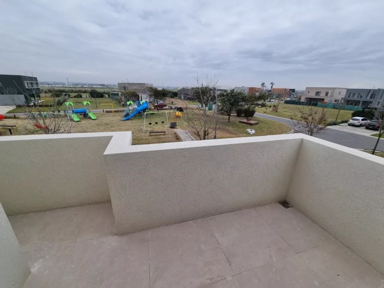 EXCELENTE CASA 256MTS, EN PUERTOS - ARAUCARIAS