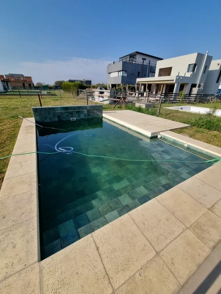 EXCELENTE CASA 256MTS, EN PUERTOS - ARAUCARIAS