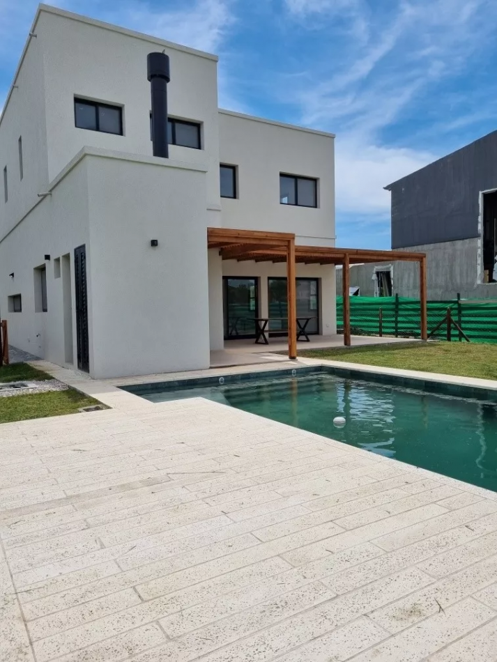 EXCELENTE CASA 256MTS, EN PUERTOS - ARAUCARIAS