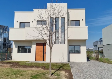 EXCELENTE CASA 256MTS, EN PUERTOS - ARAUCARIAS